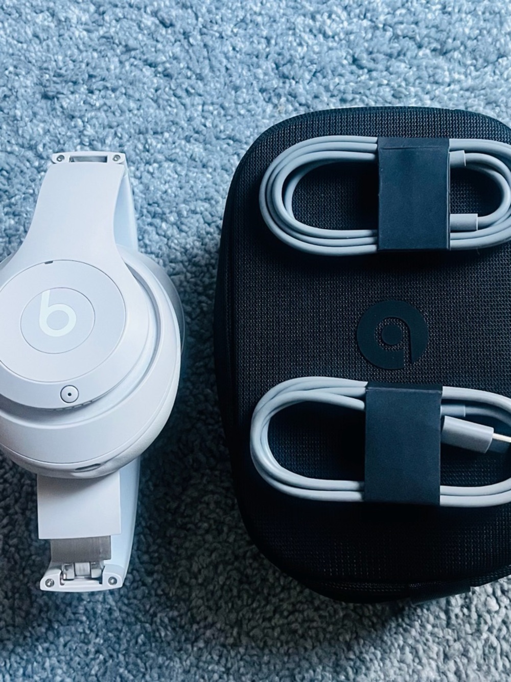 Beats by Dre White Over-Ear Headphones with Black Carry Case and Cables